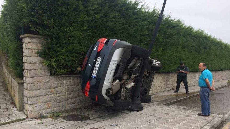 El vehículo siniestrado ayer en la capital llanisca.