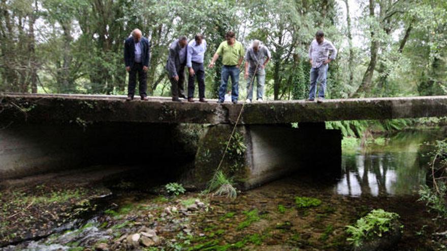 Los alcaldes de Ponteareas y Salvaterra y el delegado de la Xunta, durante una visita al puente de  A Serra el pasado año para buscar una solución.  // A. Hernández