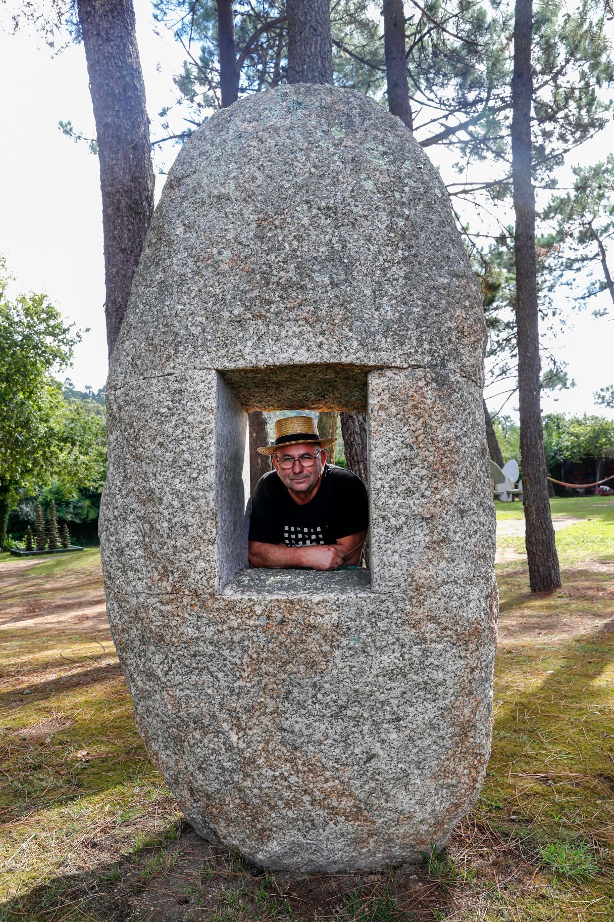 Manolo Paz, el escultor que penetra en la piedra