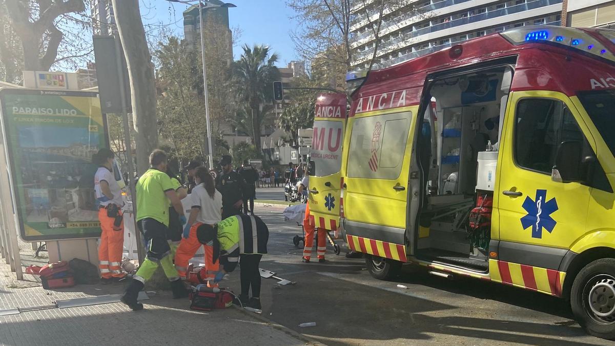 Policía y sanitarios, atendiendo a los dos heridos poco después de producirse el accidente.