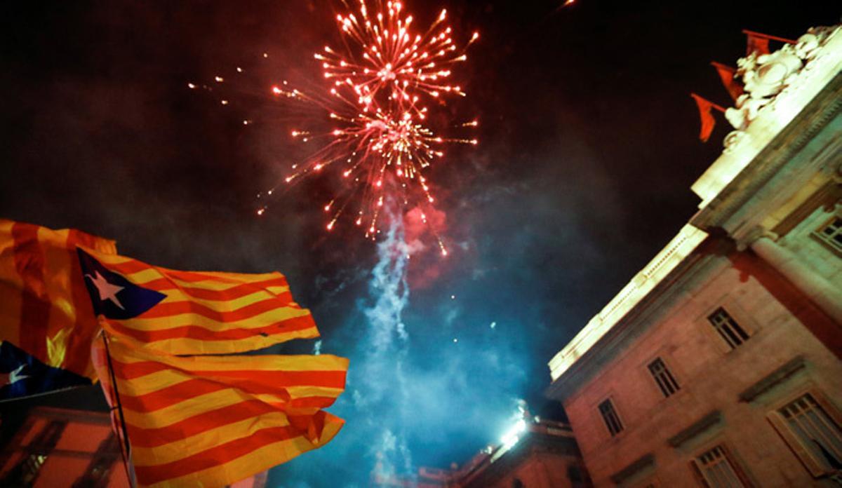 Miles de personas celebran en las calles de Cataluña la ruptura con España