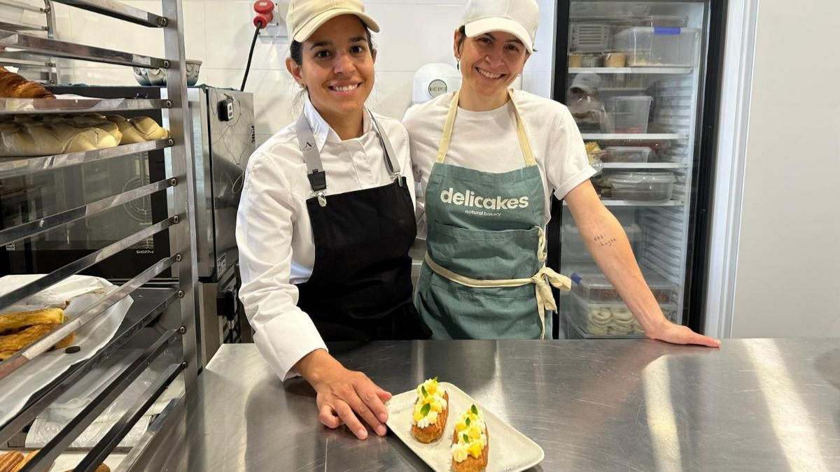 Angélica Locantore, mejor pastelera de Madrid junto a su ayudante Ana García en la pastelería Delicakes ubicada en Valdemoro.
