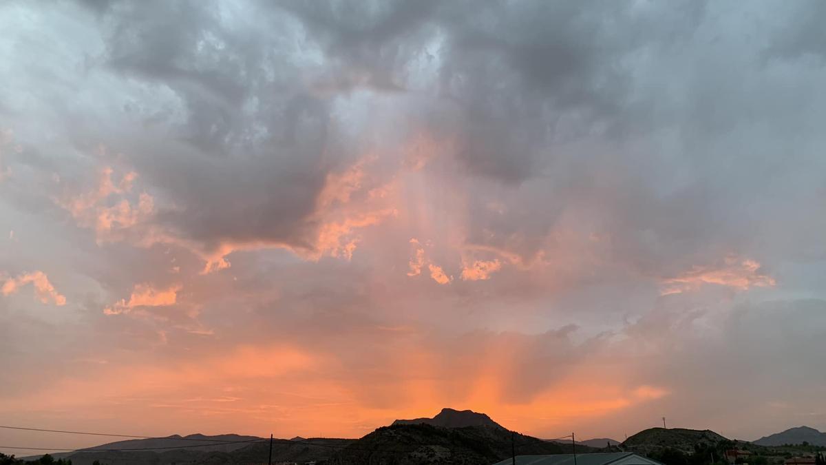 Imagen del cielo captada en la tarde de ayer con la sierra de Camara al fondo.