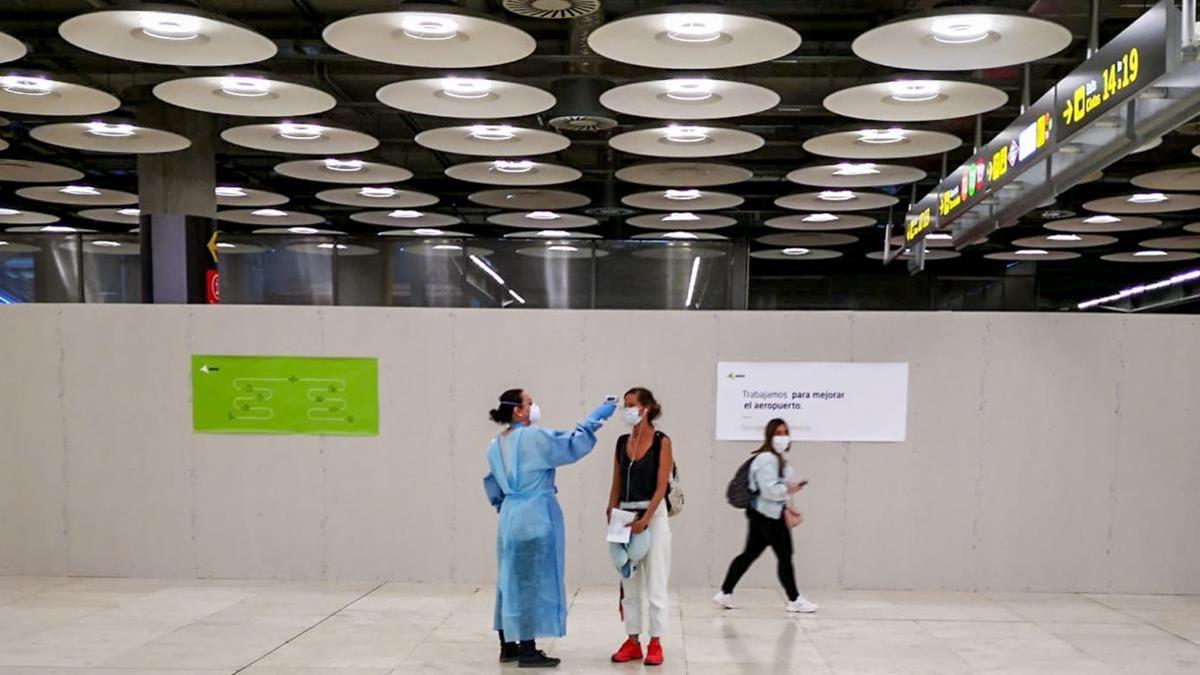 Control de temperatura en la terminal 4 del Aeropuerto de Madrid-Barajas Adolfo Suarez en el dia en el que entra en vigor la orden del Ministerio de Sanidad por la que todas las personas procedentes del extranjero deberan realizar una cuarentena los 14 dias siguientes a su llegada  A partir de hoy  los equipos de Sanidad Exterior realizaran controles sanitarios en puertos y aeropuertos  En Madrid (Espana)  a 15 de mayo de 2020   15 MAYO 2020 COVID-19 CORONAVIRUS ESTADO DE ALARMA PANDEMIA  Ricardo Rubio   Europa Press  15 05 2020