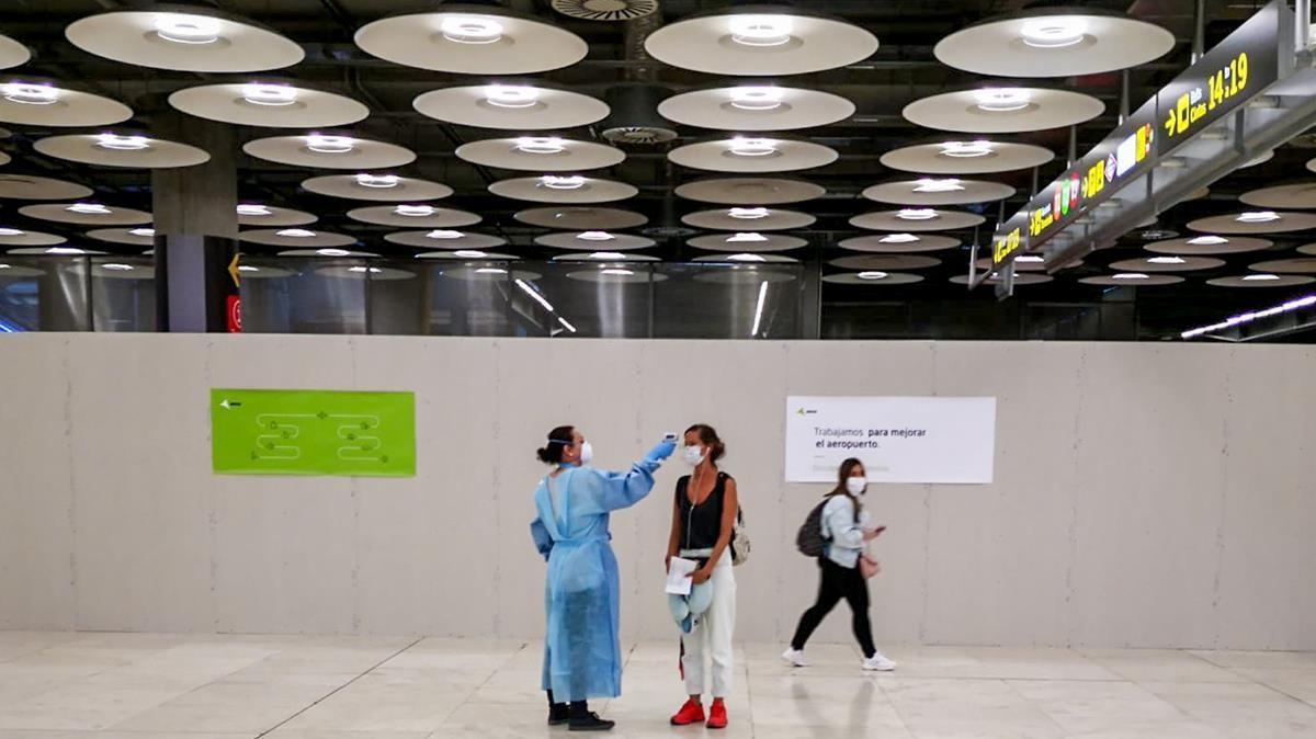 Control de temperatura en la terminal 4 del Aeropuerto de Madrid-Barajas Adolfo Suárez, el pasado 15 de mayo.