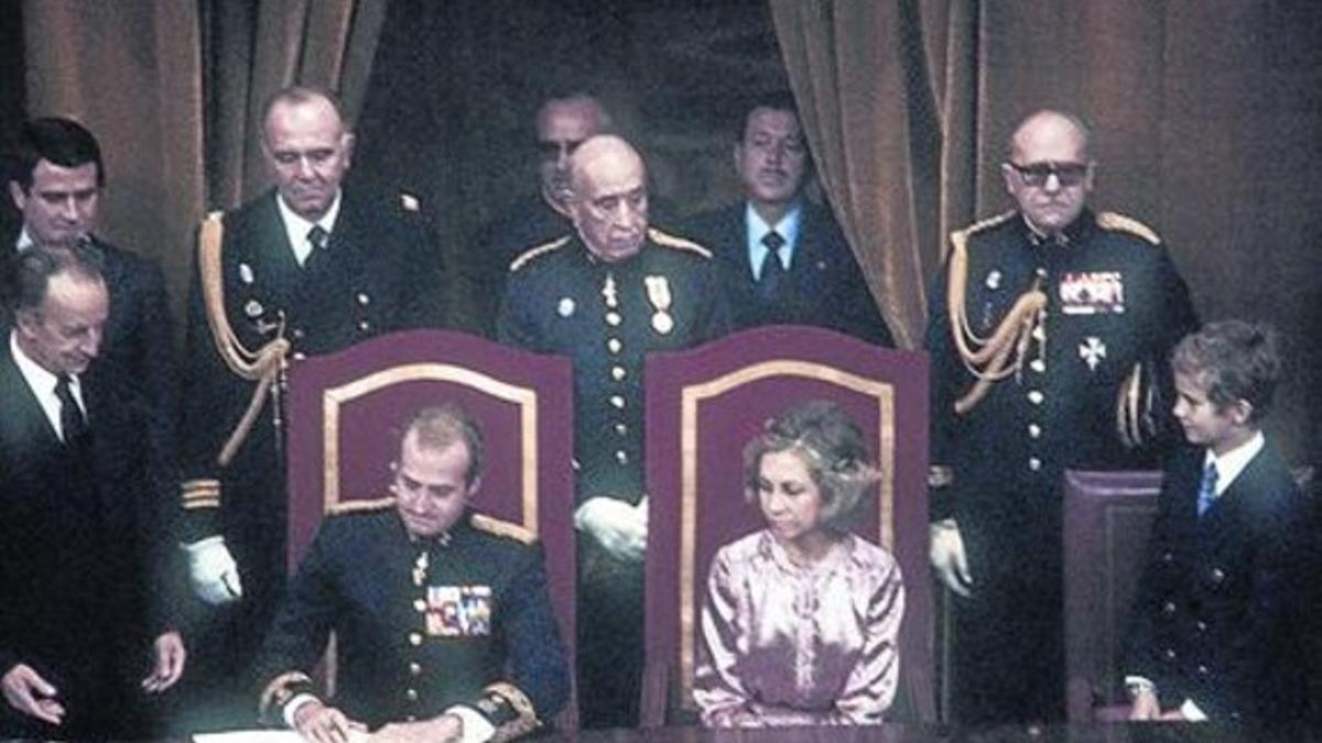 27-12-1978 Juan Carlos sancionala Carta Magna en el Congreso.