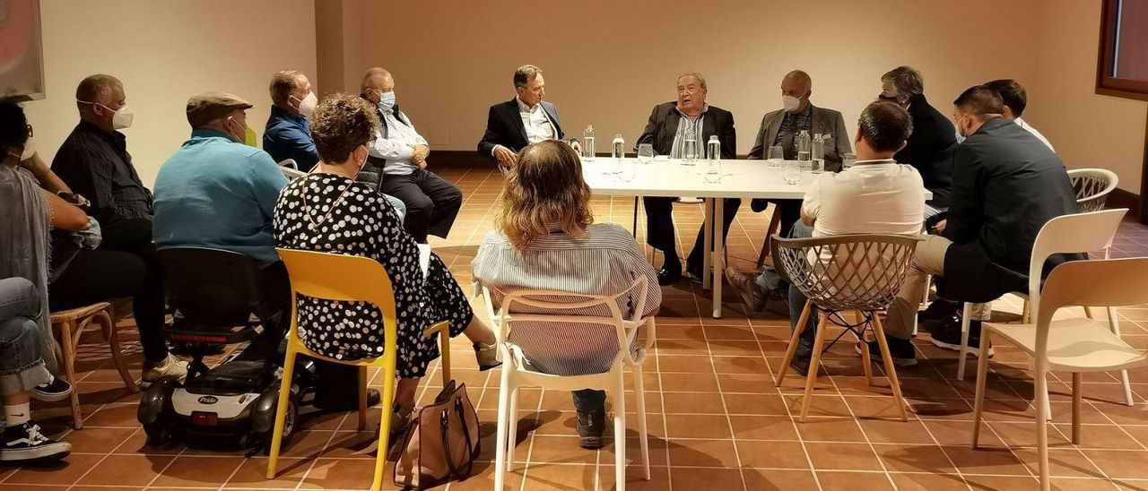 Jerónimo Saavedra (c), Castro Cordobez (i) y Fernando Fernández (d) conversan con los asistentes en el Llano de Argual, en Los Llanos de Aridane.