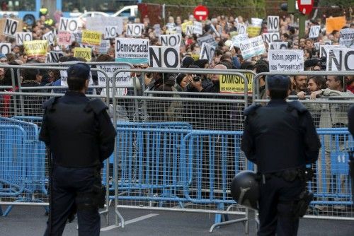 MÁS DE MIL PERSONAS SE CONCENTRAN FRENTE AL CONGRESO DE LOS DIPUTADOS