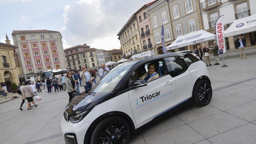 Un coche eléctrico por la plaza de España