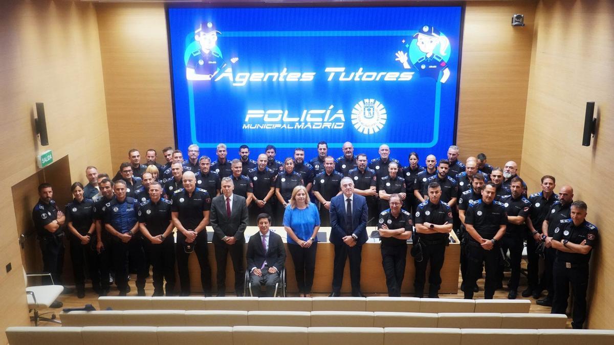 La vicealcaldesa de Madrid, Inma Sanz, junto a algunos de los 264 agentes tutores de la Policiá Municipal.