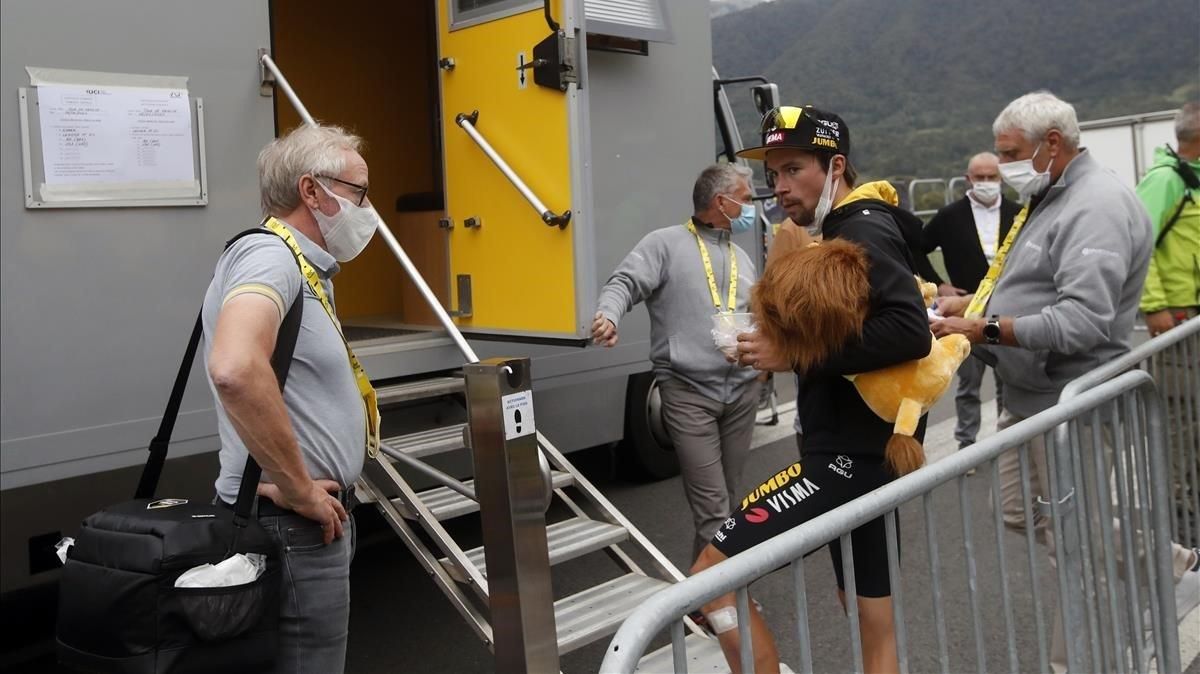 segea54806966 slovenia s primoz roglic waits outside the doping control fa200909143006 segea54806966 slovenia s primoz roglic waits outside the doping control fa200909143006