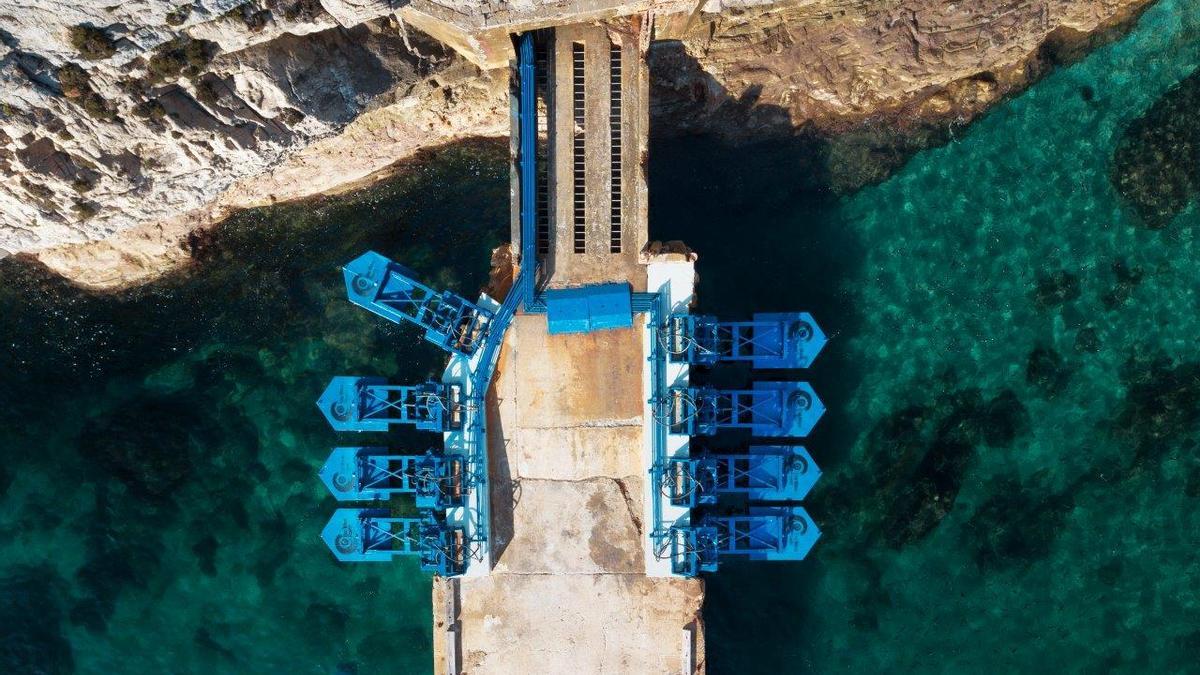 So soll die Eco Wave Power- Anlage zur Gewinnung von Strom durch Wellenkraft in Port Adriano aussehen.