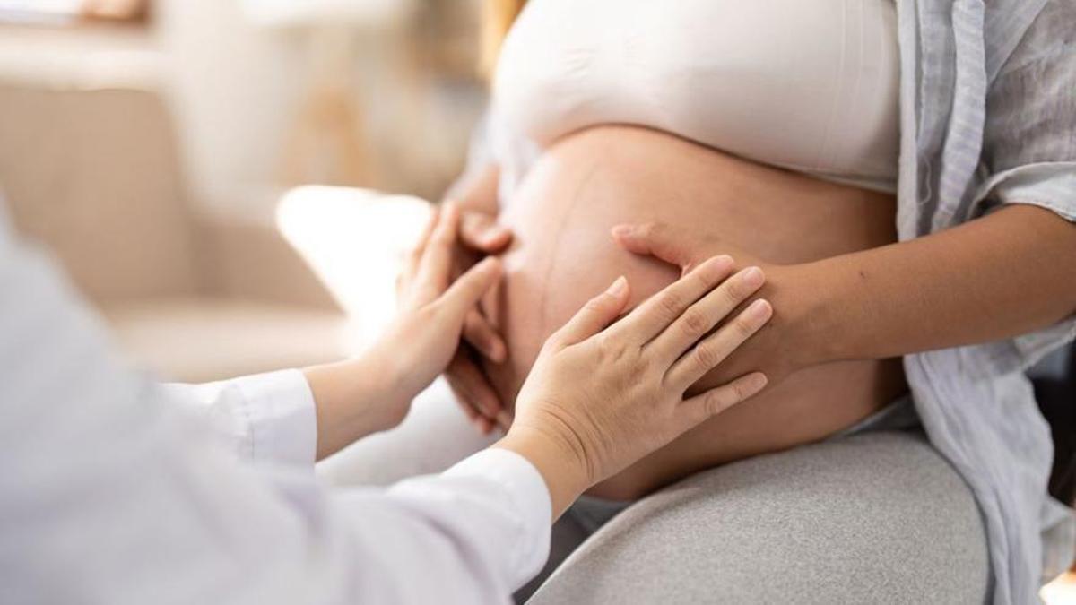 Una mujer embarazada durante una consulta médica.