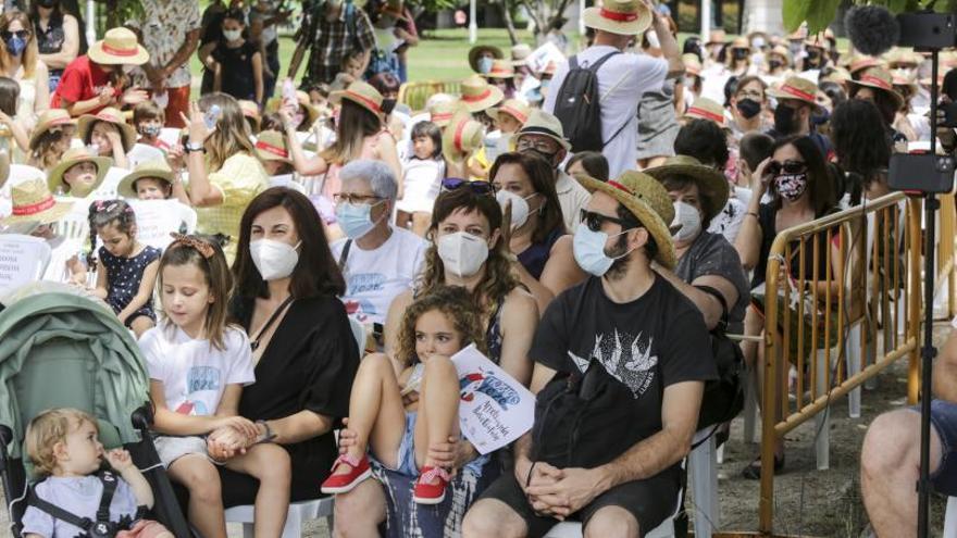 El público siguió el acto sentado y con mascarilla. | EDUARDO RIPOLL