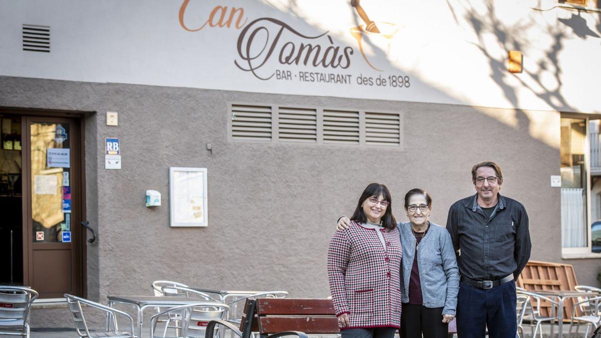 Teresa Carbonell, amb la seva filla i el seu gendre, Montse i Manel, davant del restaurant de Can Tomàs