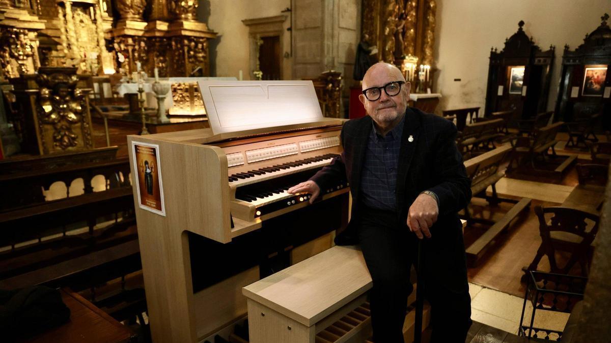 El escocés afincado en Santiago John Rafferty, organista de la iglesia de San Agustín, junto al instrumento que estrenó hace cuatro meses.