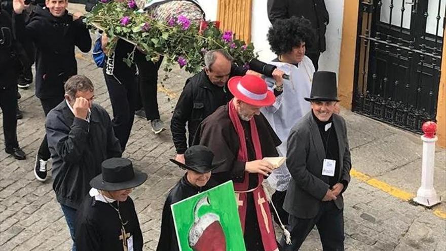 Bellotas y sardinas ‘entierran’ un carnaval altamente participativo