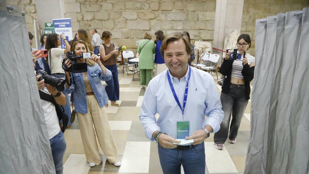 Antonio Repullo vota en el Ayuntamiento de Córdoba.