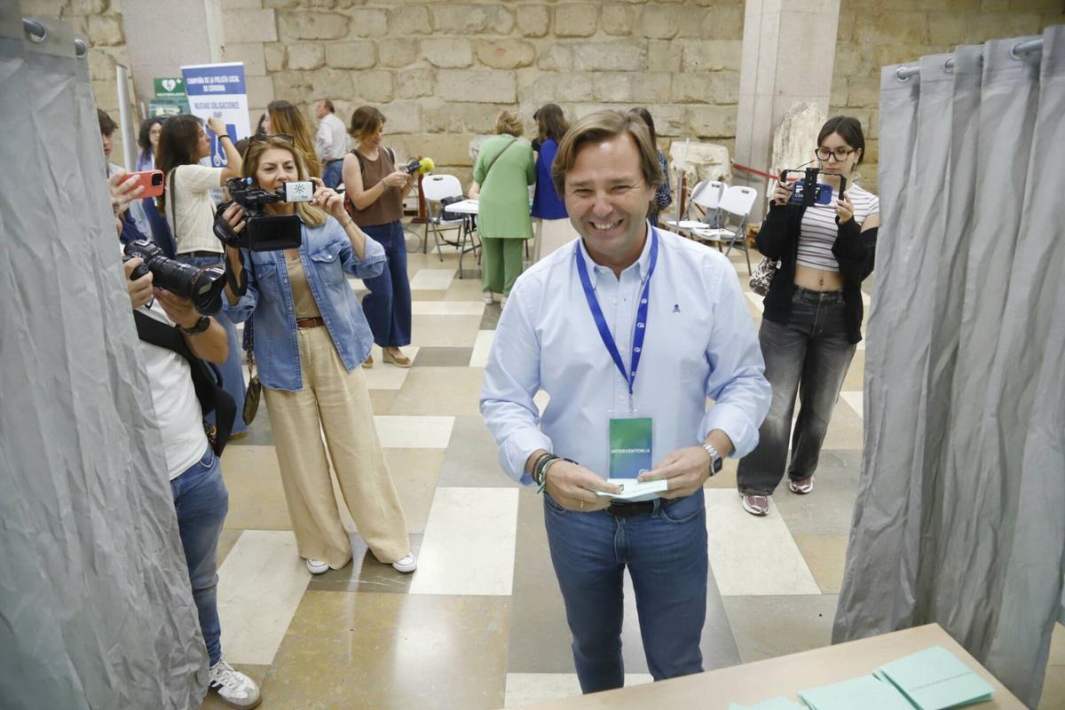 A.J.González Córdoba Elecciones al parlamento andaluz Junta de Andalucía Votaciones en el colegio electoral Ayuntamiento Antonio Repullo votando