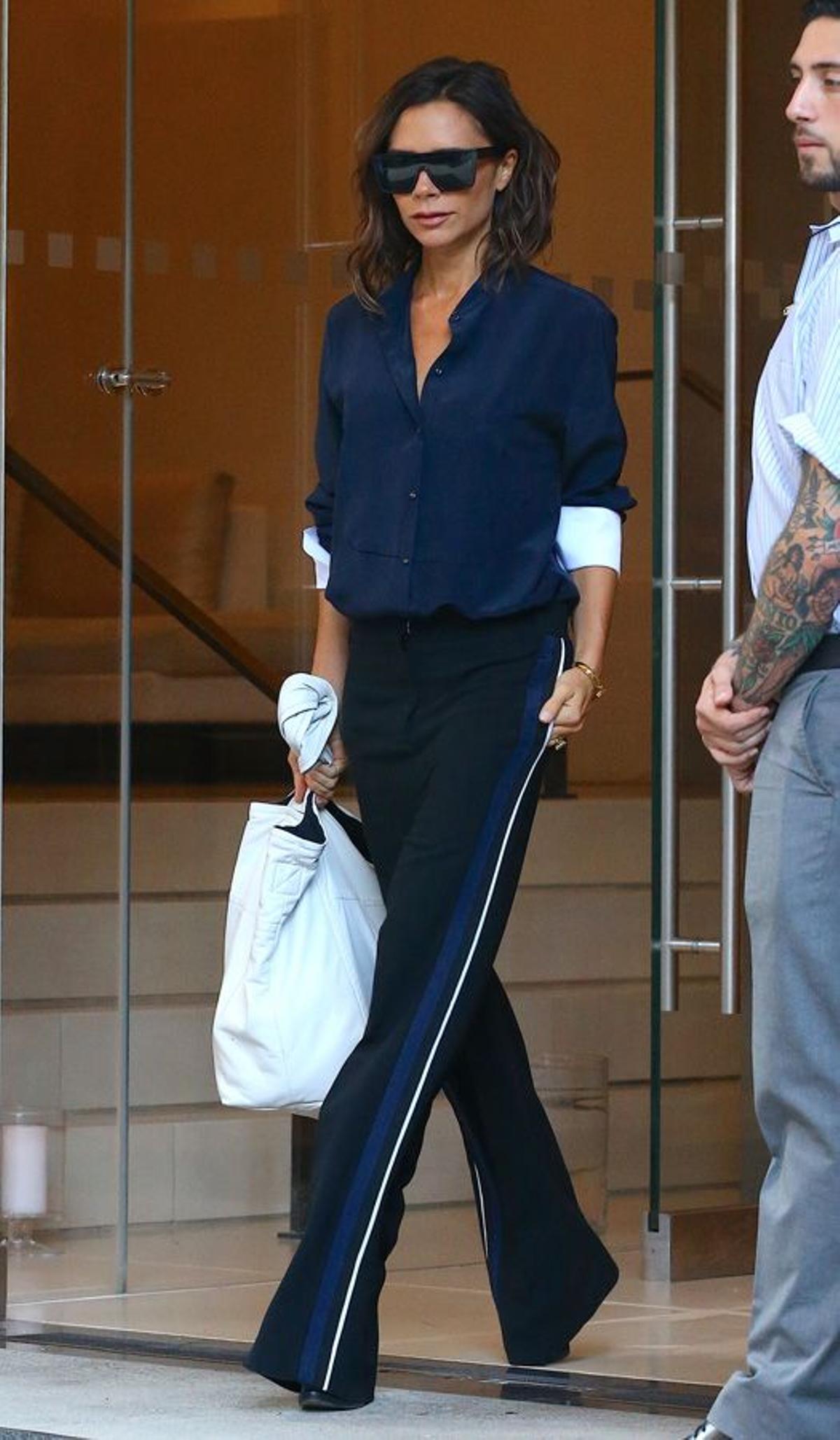 Victoria Beckham con pantalones deportivos