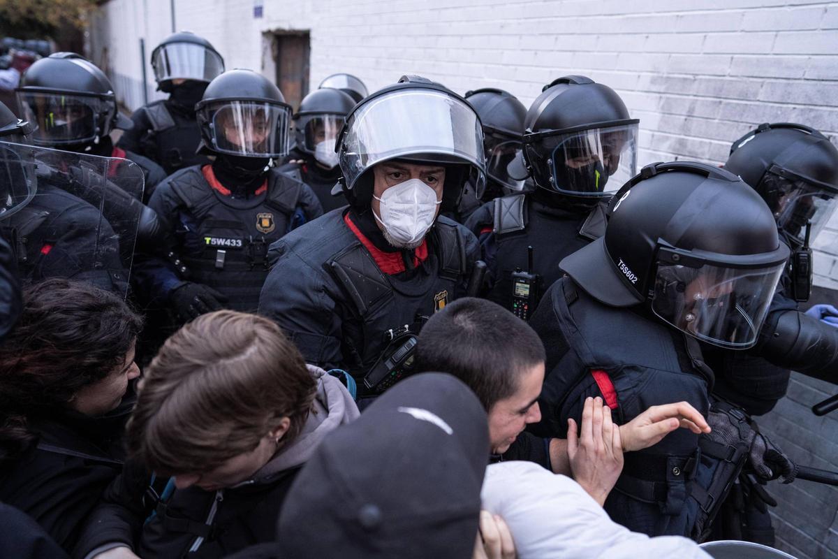 Desalojo del instituto B9 de Badalona