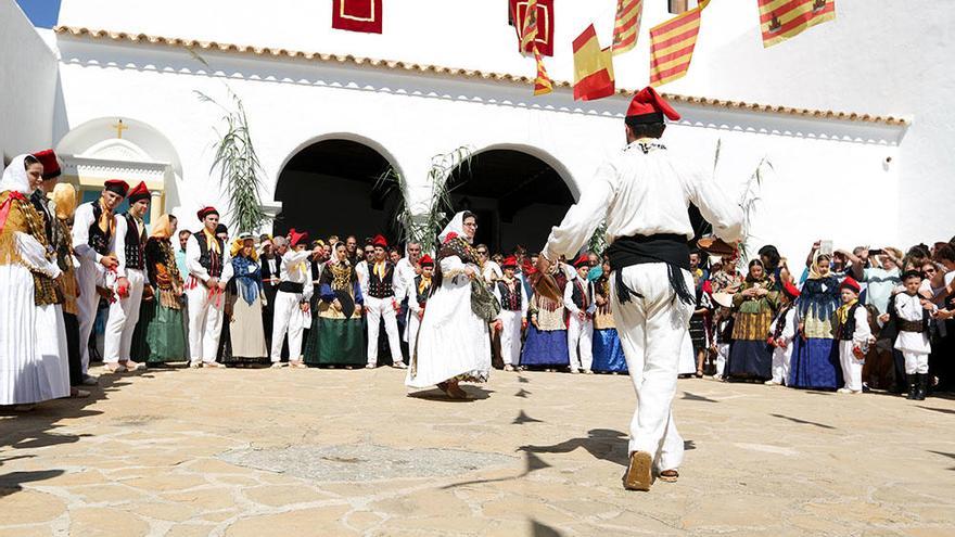 Imagen de la plaza de la iglesia de Sant Miquel, en fiestas.