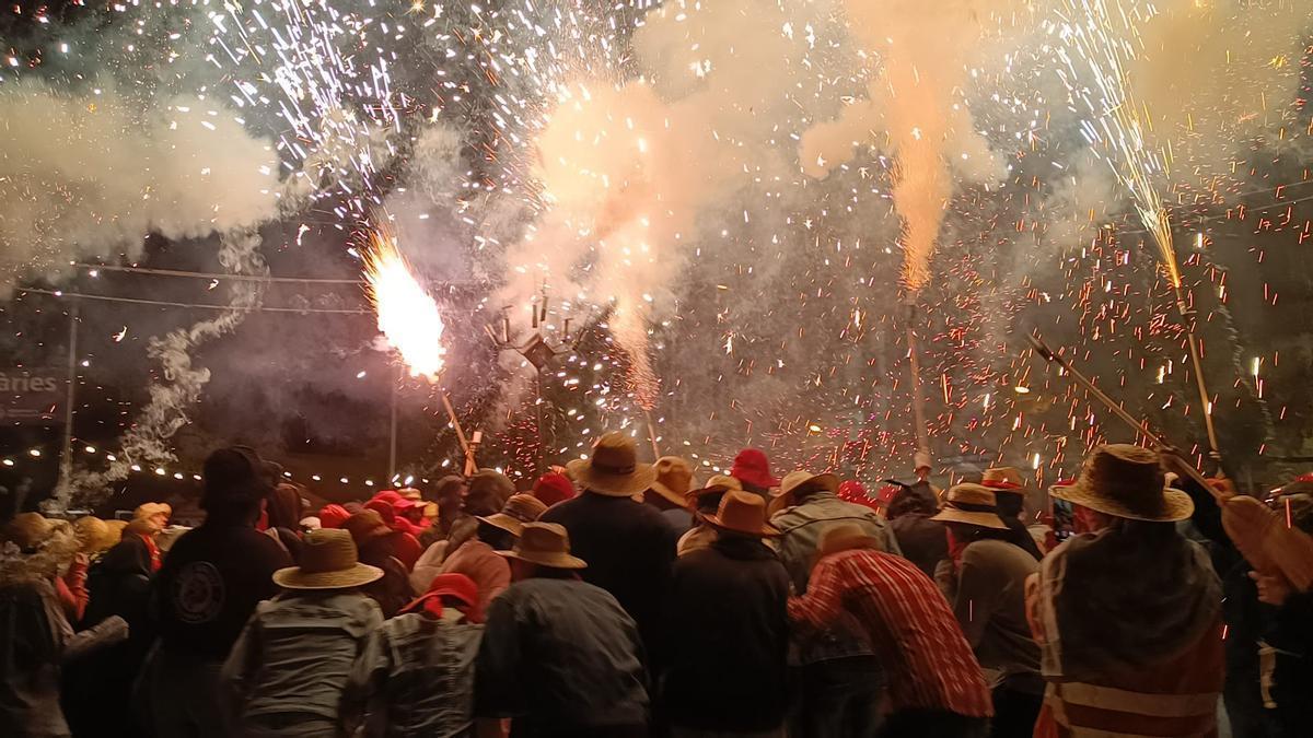 Una imatge del correfoc de Sant Vicenç de l'any passat, un dels actes amb més trajectòria de la festa