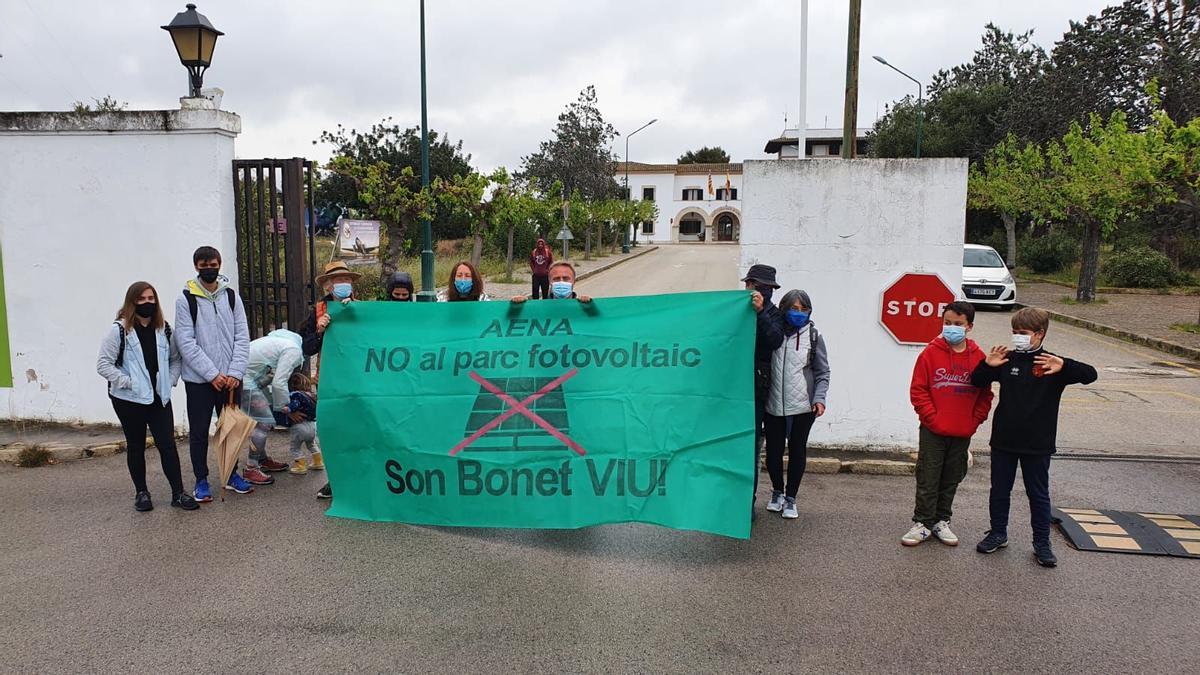 Vecinos de Marratxí en una protestaa contra el parque fotovoltacico que promueve Aena en Son Bonet.