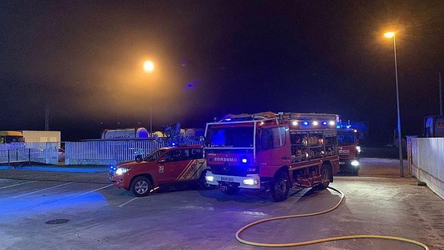 Los bomberos de la DPH intervienen en un incendio declarado en una empresa de Altorricón