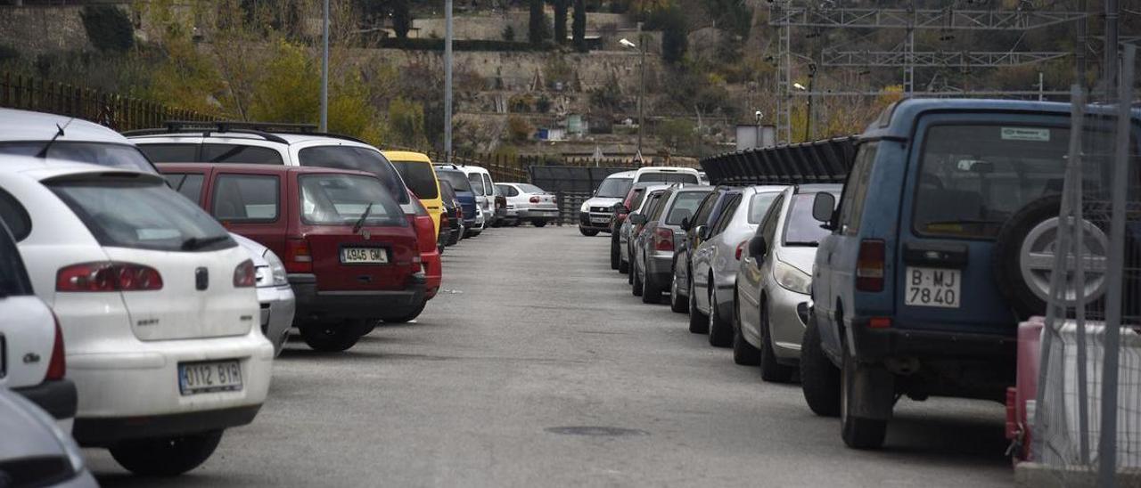 Cotxes  a l’aparcament de l’estació de la Renfe, on en caben una quarantena