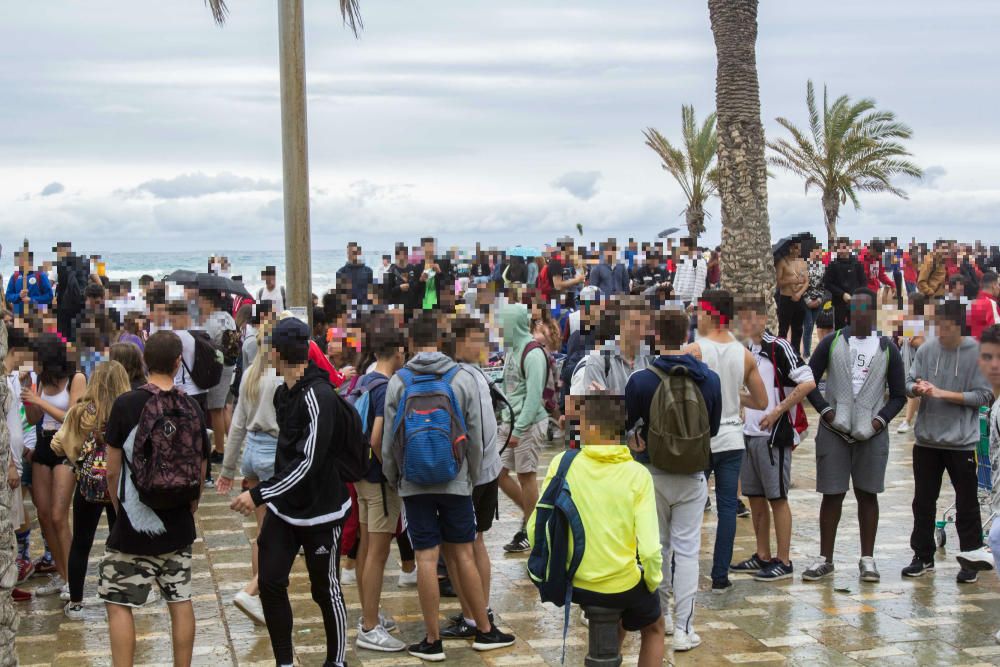 Miles de jóvenes celebran el botellón en la playa de San Juan