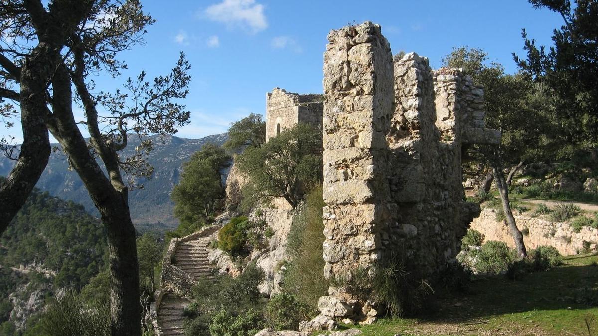 Las murallas del castillo de Alaró, muy deterioradas, siguen siendo propiedad del Estado español.