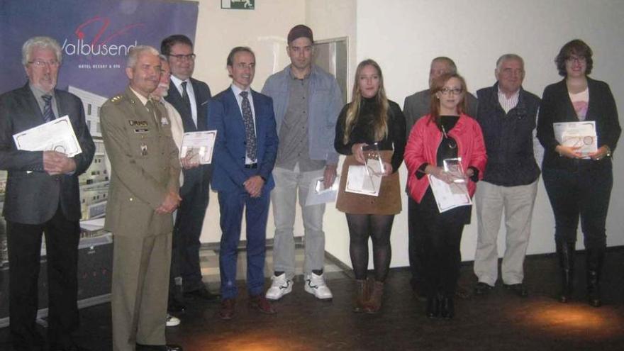 Responsables del complejo, autoridades y miembros del jurado posan con los artistas ganadores.