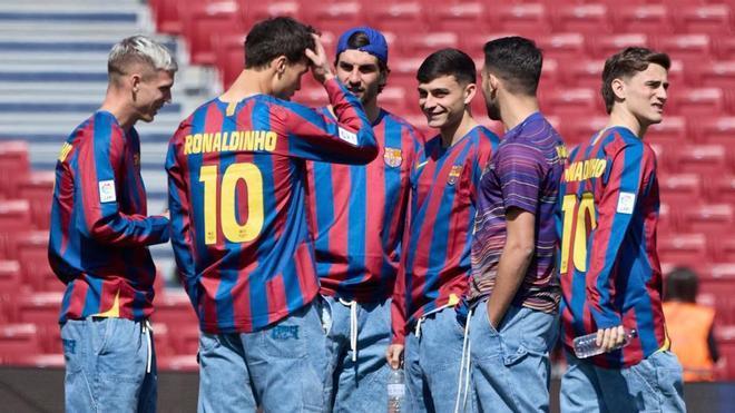 Los jugadores del Barça salen al campo con la camiseta de Ronaldinho de la Champions de París 2006