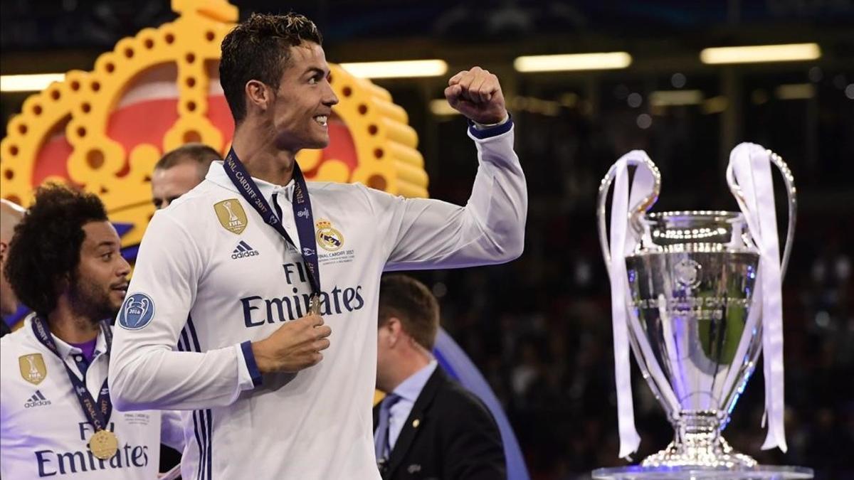 Cristiano Ronaldo celebra el triunfo junto al trofeo, este sábado en Cardiff.