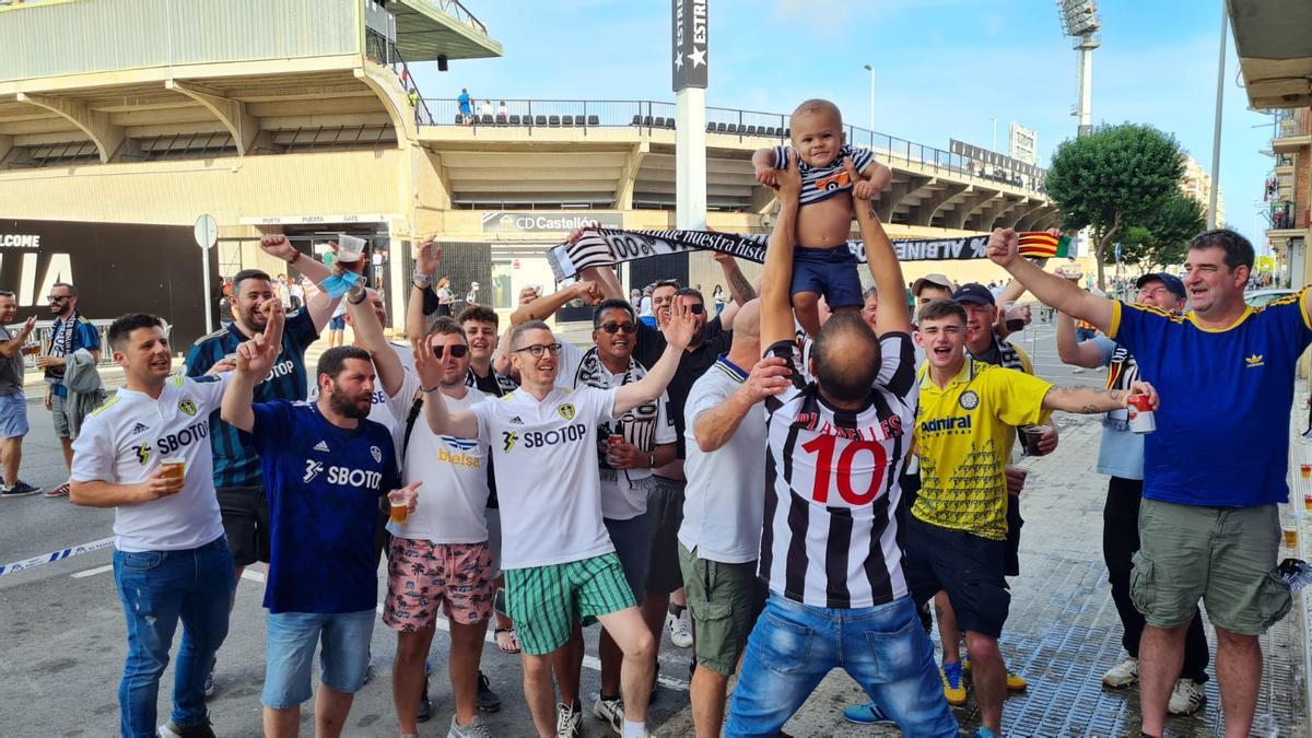 Aficionados del Leeds y del Castellón animan la previa en los aledaños de Castalia.