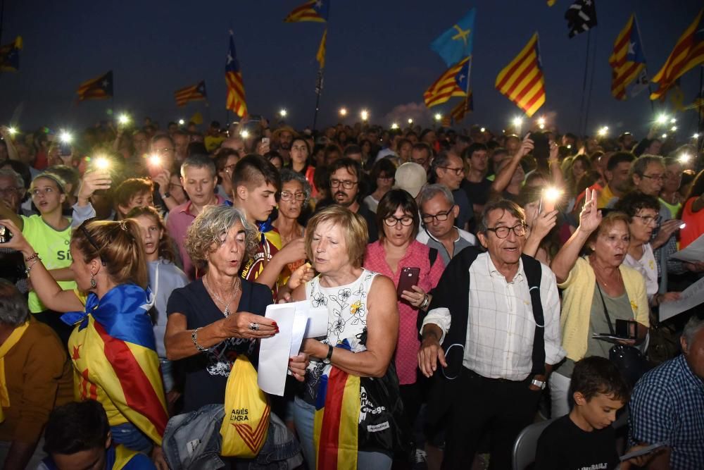 Una multitud omple Lledoners com mai en la vigília de 1-O