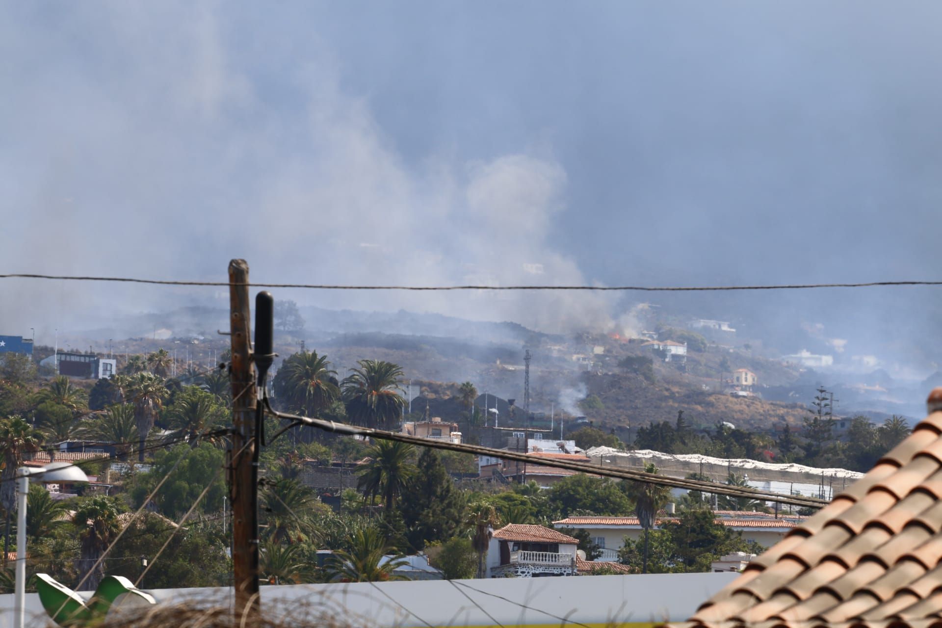 Vecinos de La Palma acuden a sus viviendas a recoger enseres ante la amenaza de la colada de lava