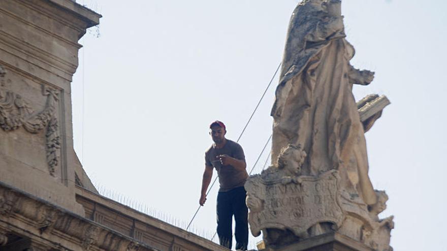 El hombre que se subió a la Catedral.