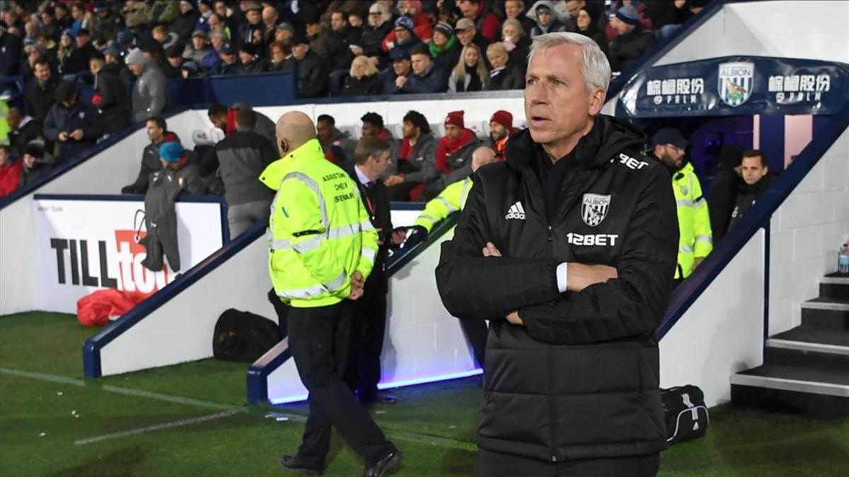 Alan Pardew se enfrenta al Chelsea de Conte este lunes