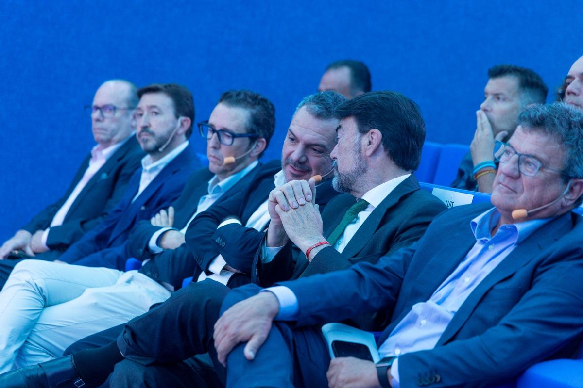 Varios de los participanes en el Foro Mediterráneo.