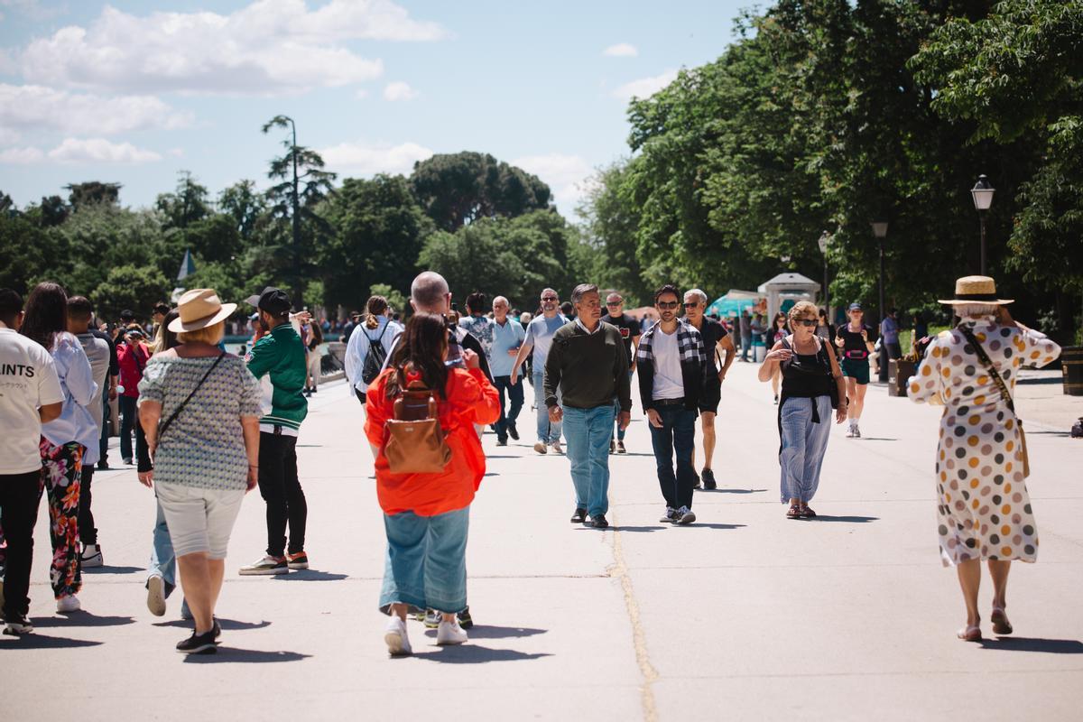  Gente paseando por los Jardines del Buen Retiro, en Madrid.