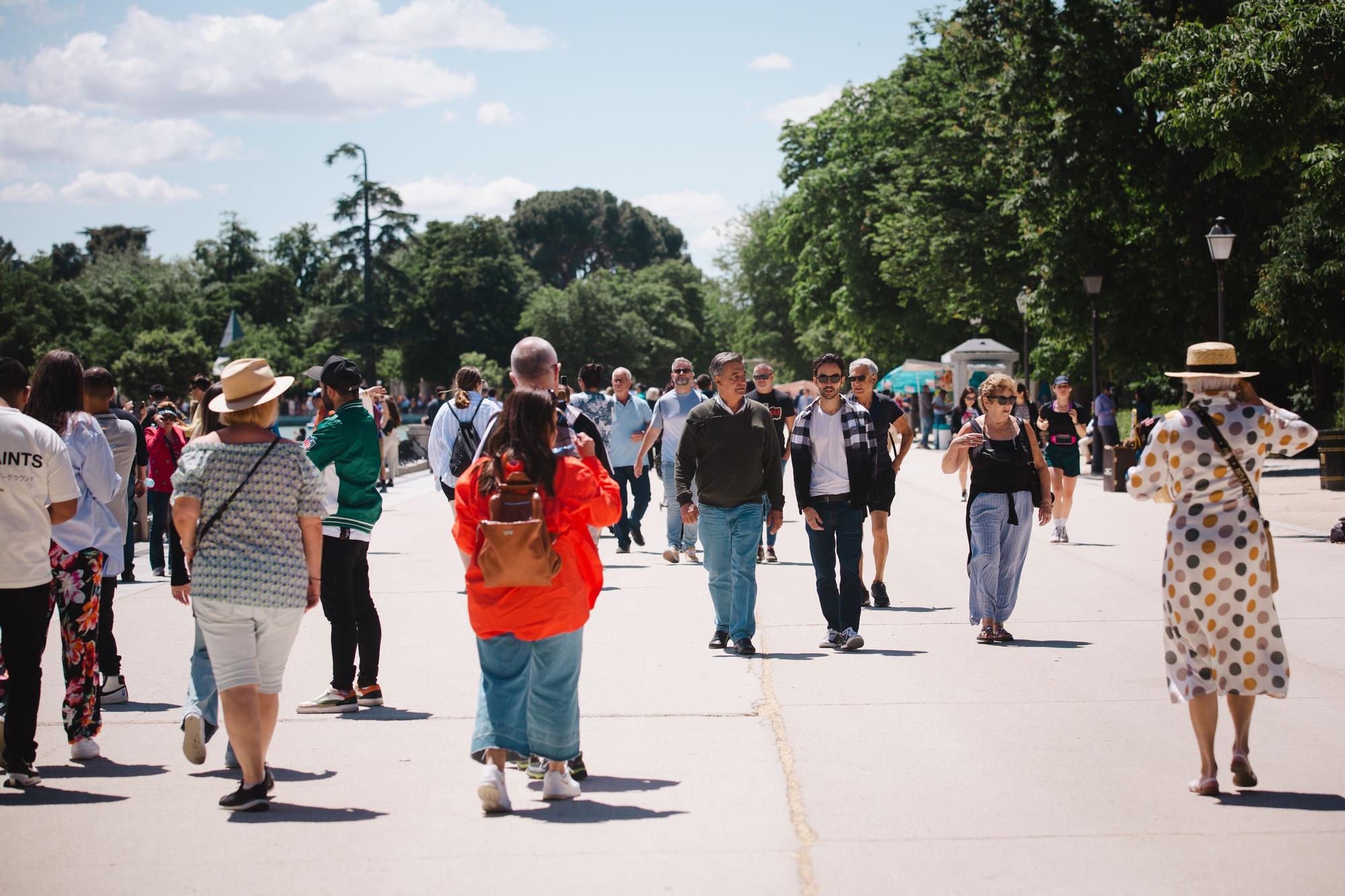 Gente paseando por los Jardines del Buen Retiro, en Madrid.