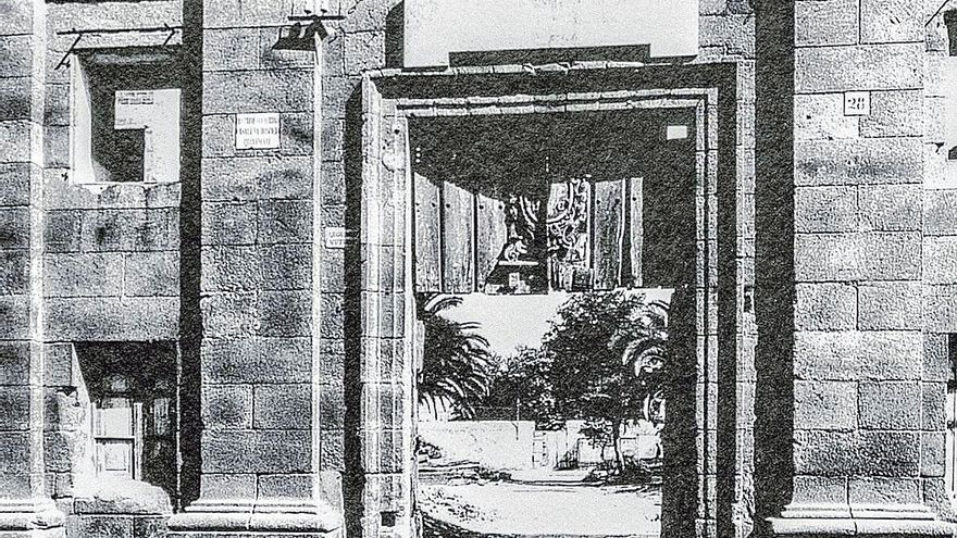 Fachada del hospital, pilastras y puerta de entrada, tras su traslado, con fondos municipales, a la Casa Cornide, en su fachada de la calle Veeduría.
