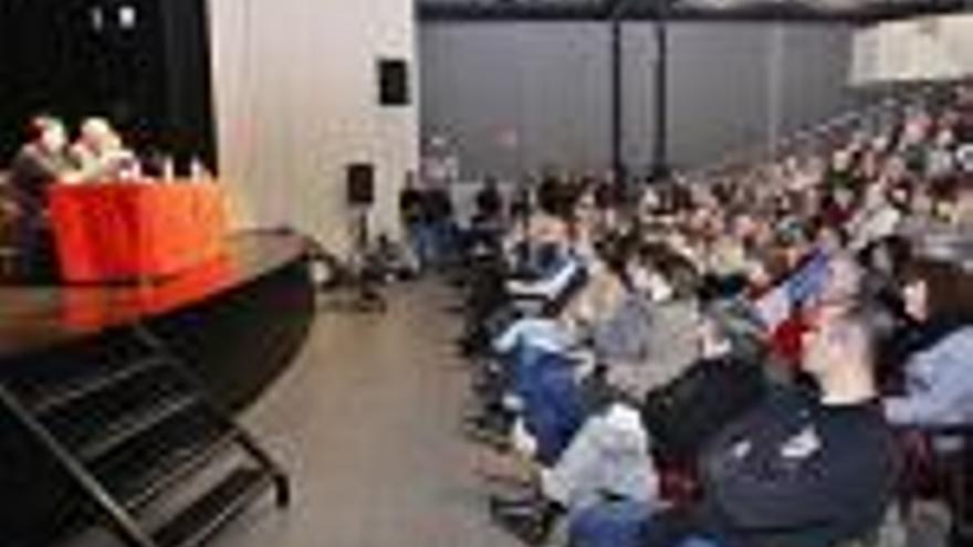 Un moment de la reunió celebrada ahir al vespre al teatre del centre cívic de Sant Narcís.