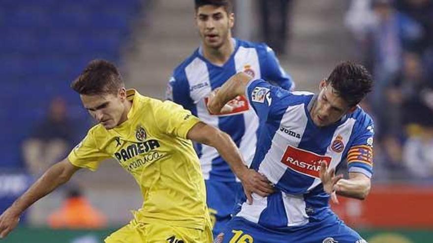 Denis Suárez trata de proteger un balón.