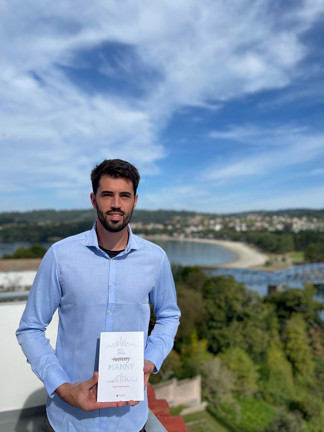 Miguel con su libro ya en Galicia