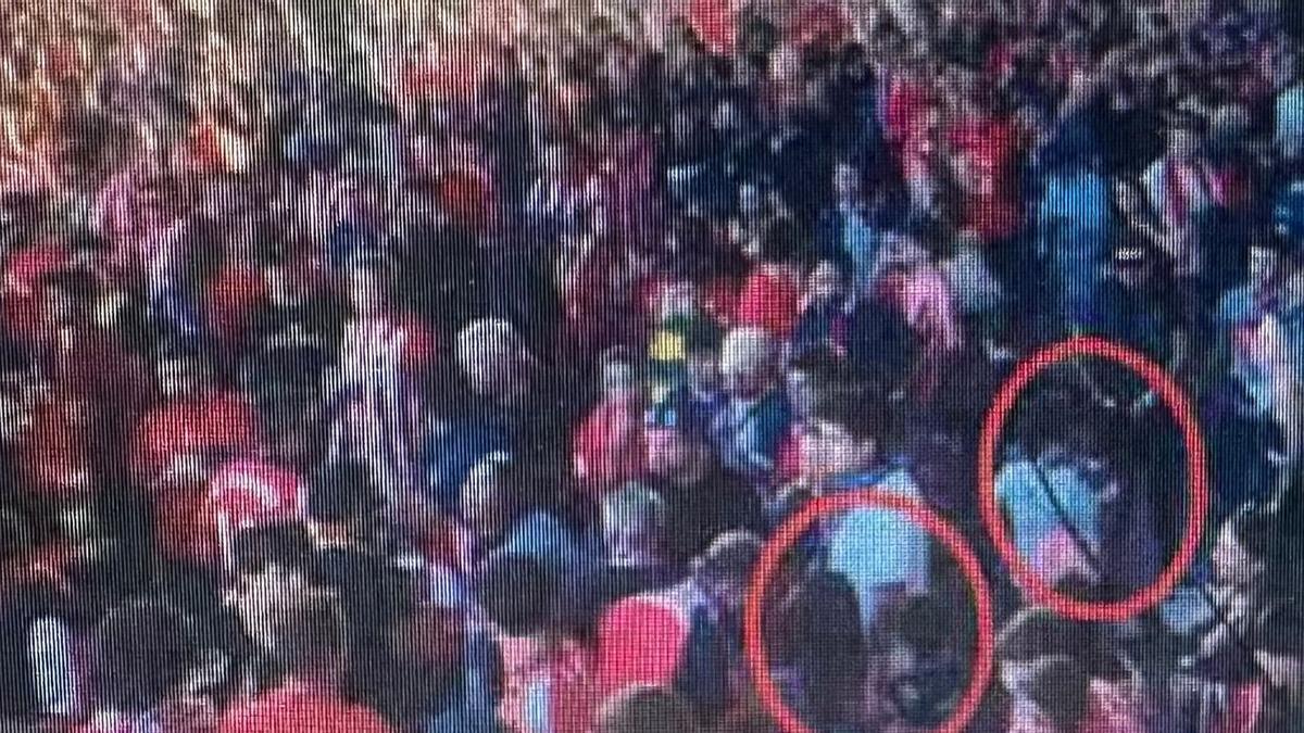 Imagen del atestado de la Policía sobre el acoso a la niña y su familia (marcados con un círculo).