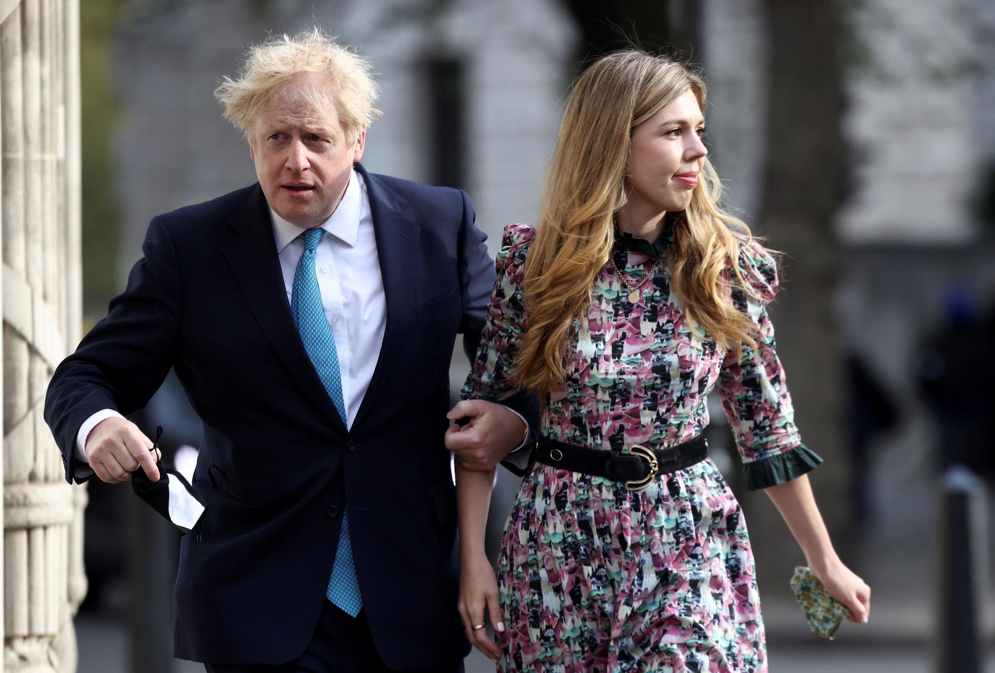 Boris Johnson y Carrie Symonds, en una imagen del pasado abril, cuando acudieron a votar en las elecciones municipales.