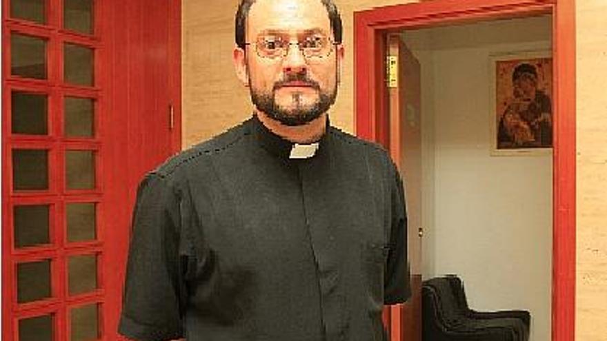 Jesús Sánchez, vicario episcopal de la Safor, ayer a las puertas de la parroquia de Gandia que dirige.